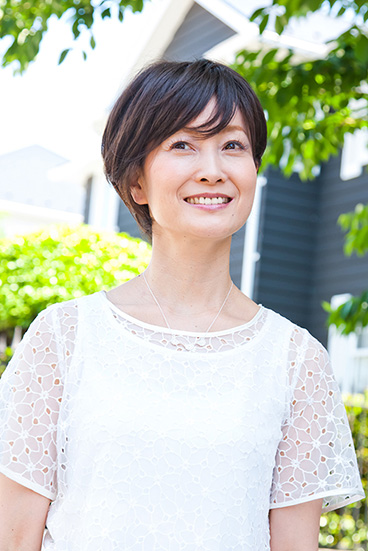 ショートカットのウィッグを着用した女性が清々しく歩いているイメージ