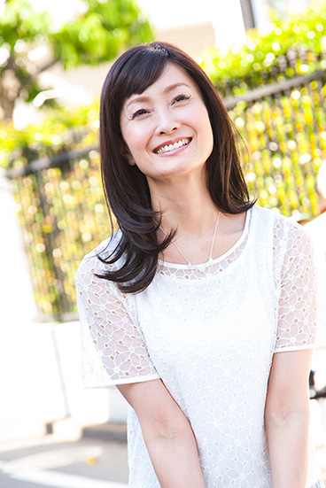 ロングのストレートのウィッグを着用した女性が楽しそうに散歩をしているイメージ