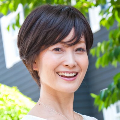 ショートカットの髪型のウィッグを着用して楽しそうな女性